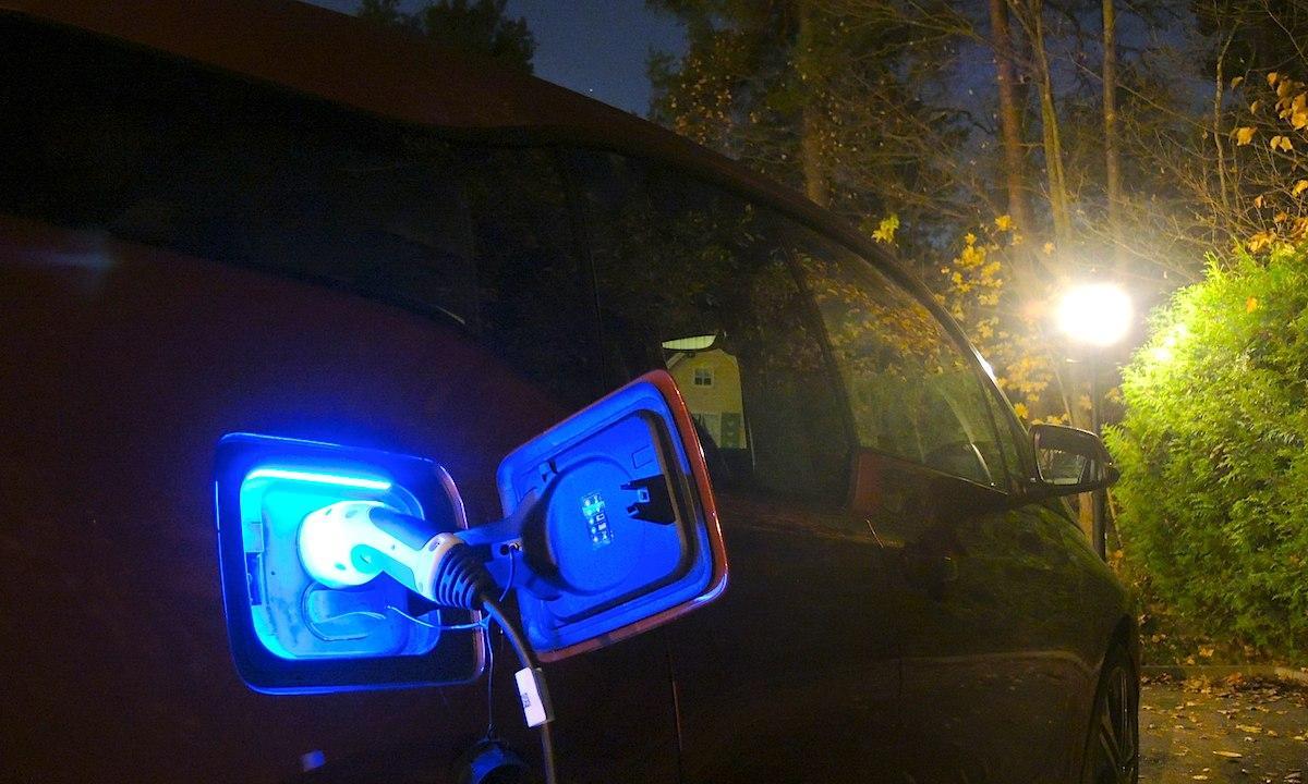 En bil parkerad i en parkeringsplats på natten. (AI text)