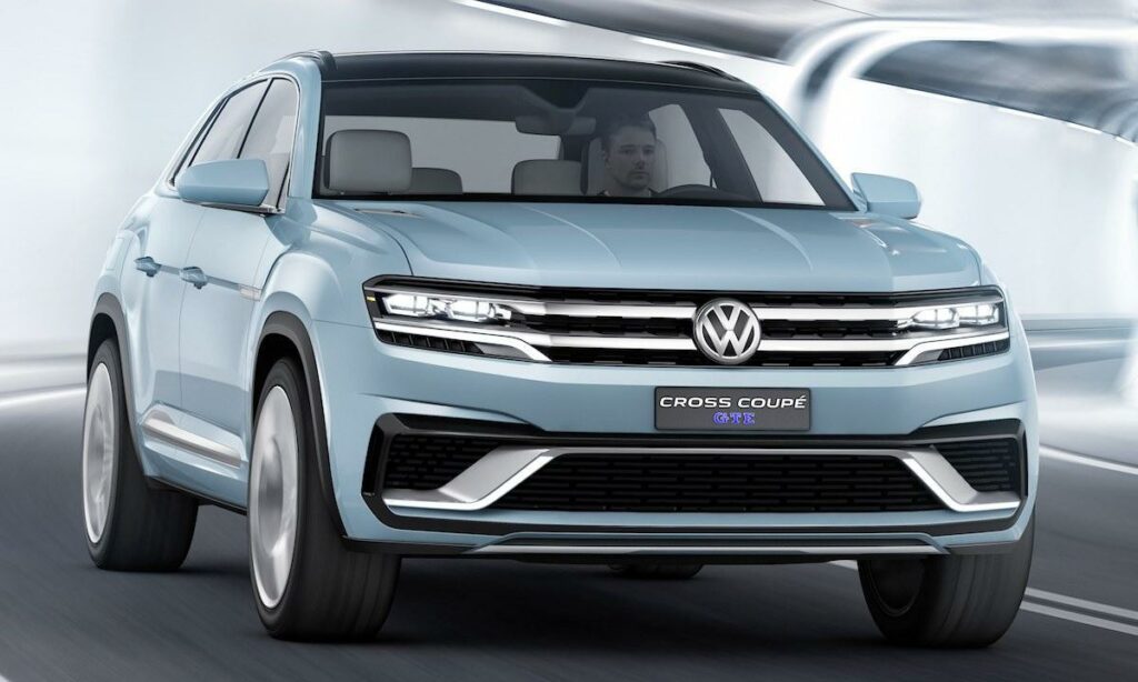 Volkswagen Atlas SUV kör genom en tunnel. (AI text)