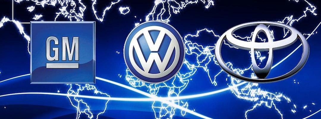 En grupp bilar med logotyper på en världskarta (AI text)