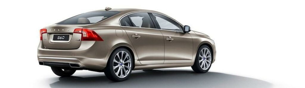 Visst har Volvo fått till den förlängda S60 Inscription riktigt bra? Förlängningen smälter in snyggt och 19-tumsfälgar är standard i USA.