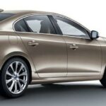 Visst har Volvo fått till den förlängda S60 Inscription riktigt bra? Förlängningen smälter in snyggt och 19-tumsfälgar är standard i USA.