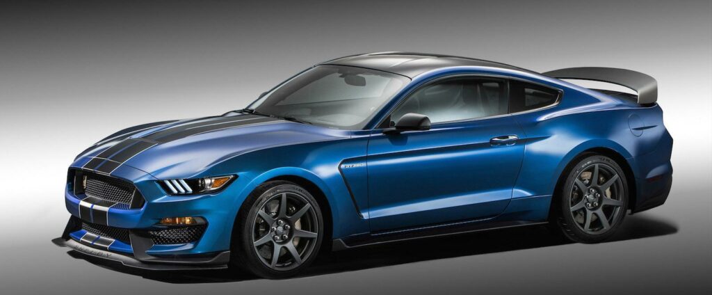 Shelby GT350R blir den mest banfokuserade Mustangen någonsin, enligt Ford. För att förbättra aerodynamiken får Shelby GT350R särskilda ventilationskanaler på motorhuven, en aggressiv diffuser, ventilerade hjulhus och en del andra detaljer. Frontsplittern ska öka marktrycket.