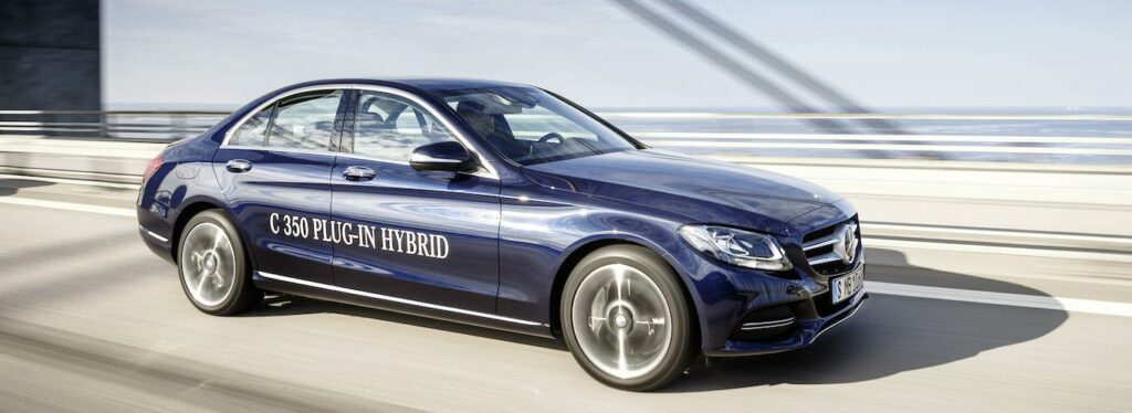 Mercedes-Benz C-klass sedan kör över en bro. (AI text)