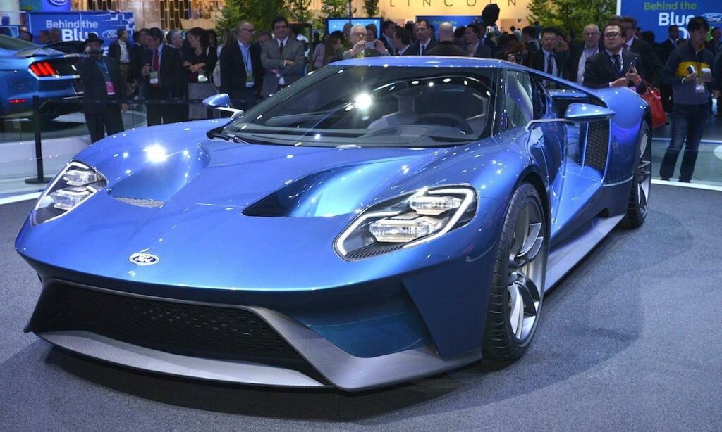 En blå Ford GT visas upp på bilsalongen. (AI text)
