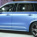 En Volvo XC90 SUV utställd på Detroit Auto Show. (AI text)