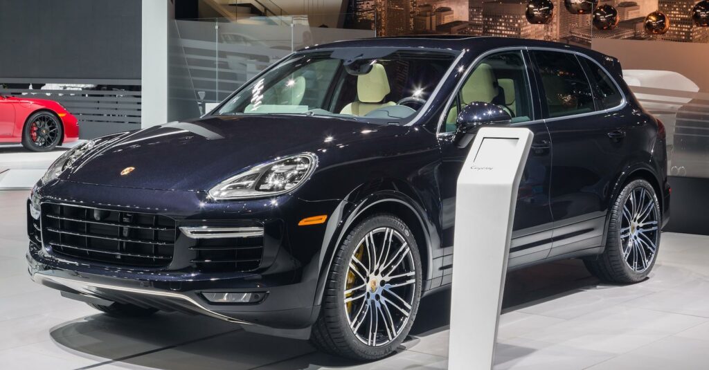 Porsche Cayenne Turbo S får keramiska bromsar, aktivt chassi och ett torque vectoring-system som standard. För köpare som vill ha ett lite roligare avgasljud finns ett sportavgassystem att köpa till.