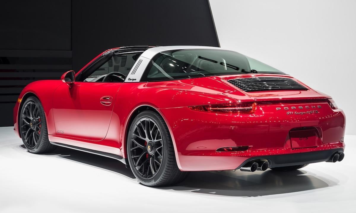 En röd Porsche 911 cabriolet utställd på Detroitbilutställningen. (AI text)