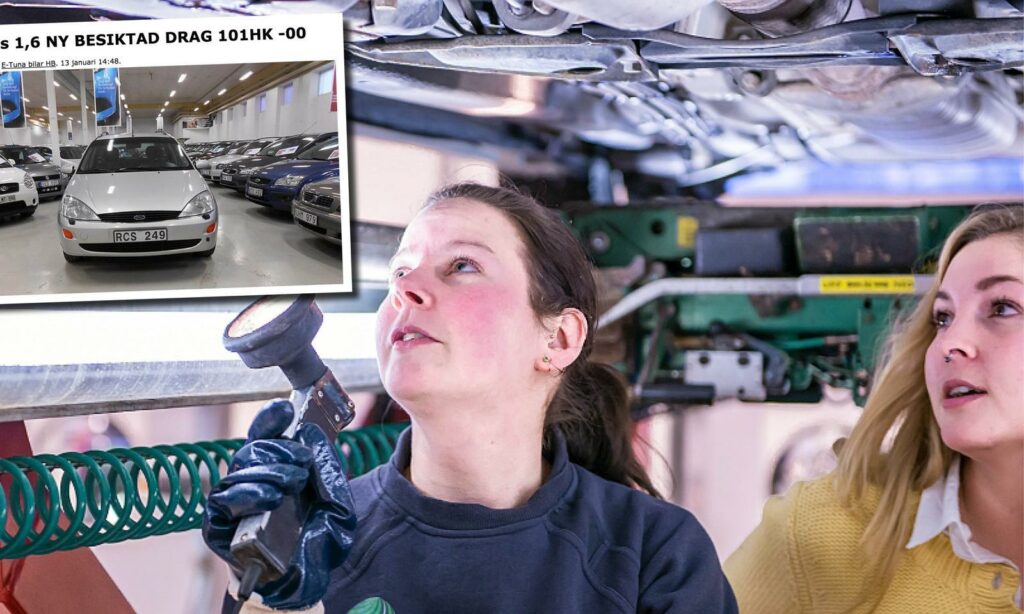 Två kvinnor tittar på en bil under en bil. (AI text)