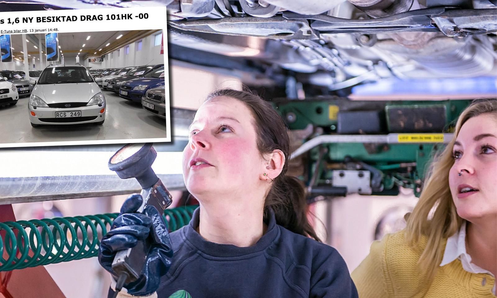 Två kvinnor tittar på en bil under en bil. (AI text)