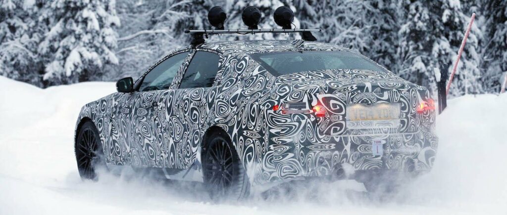 Under den här maskeringen döljer sig nästa generation av BMW 5-serie-utmanaren Jaguar XF. Premiär blir förmodligen 2016.