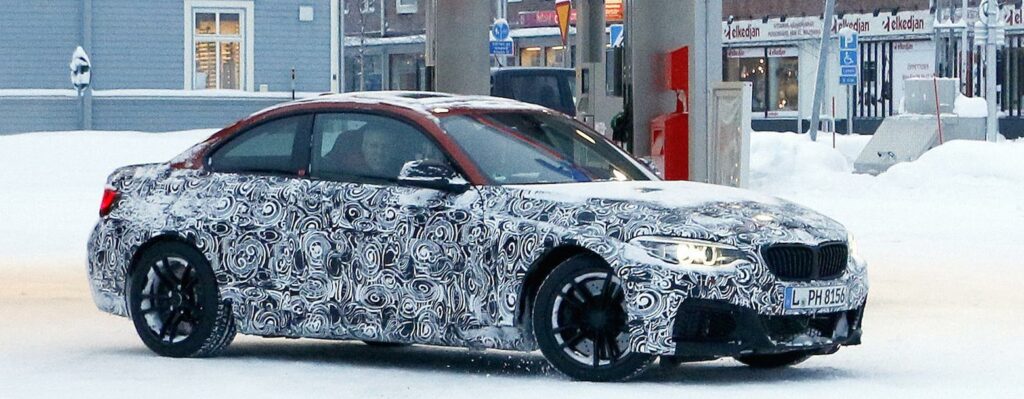 Testbilar måste också tanka. BMW har inte vågat lyfta på maskeringen men här under döljer sig nya M2.