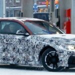 Testbilar måste också tanka. BMW har inte vågat lyfta på maskeringen men här under döljer sig nya M2.