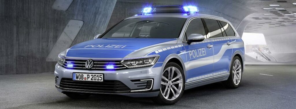 En polisbil i en tunnel. (AI text)