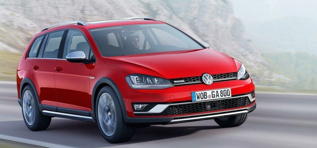 En röd Volkswagen Golf kör nedför en bergsväg. (AI text)