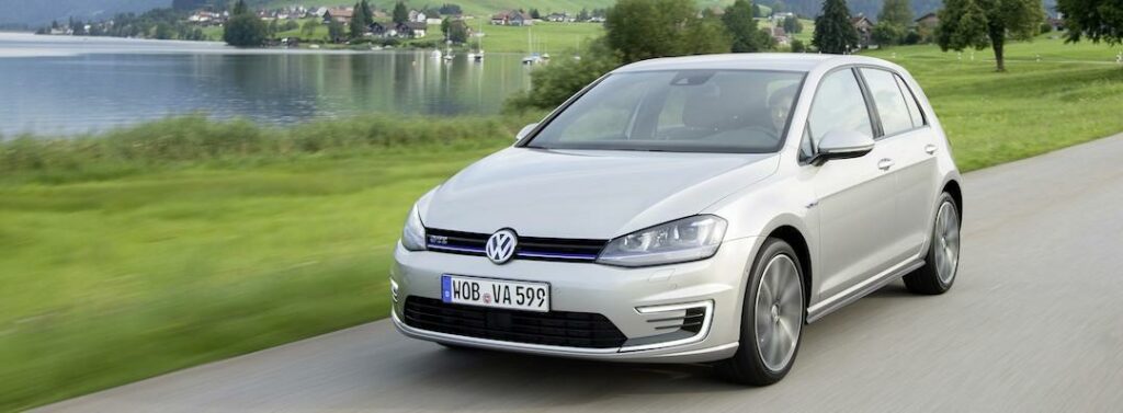 En Volkswagen Golf GTI kör nerför en landsväg. (AI text)