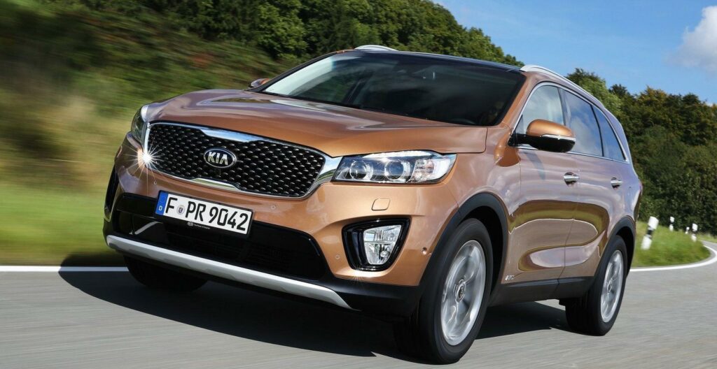 En Kia Sorento kör nedför en landsväg. (AI text)