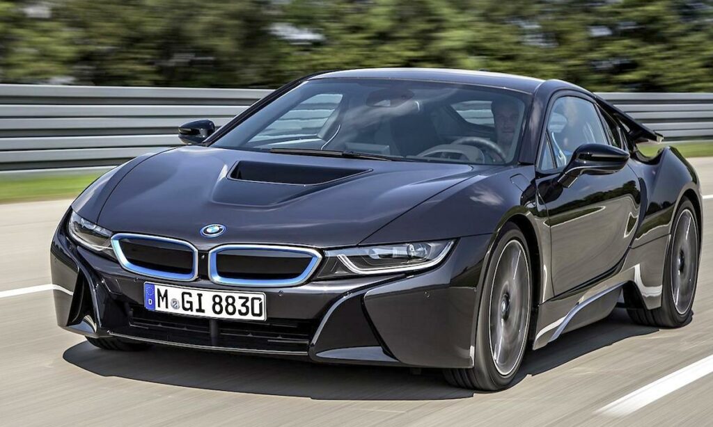 BMW I8 kör på en racerbana (AI text)