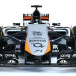 En racerbil på vit bakgrund. (AI text)