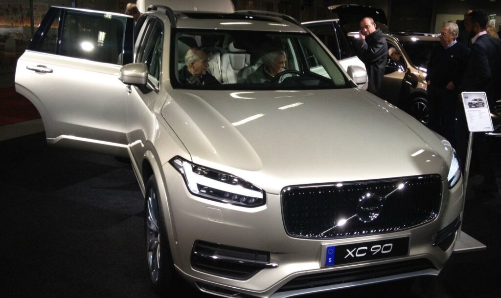 En Volvo XC90 SUV utställd på den svenska bilsäsongen. (AI text)