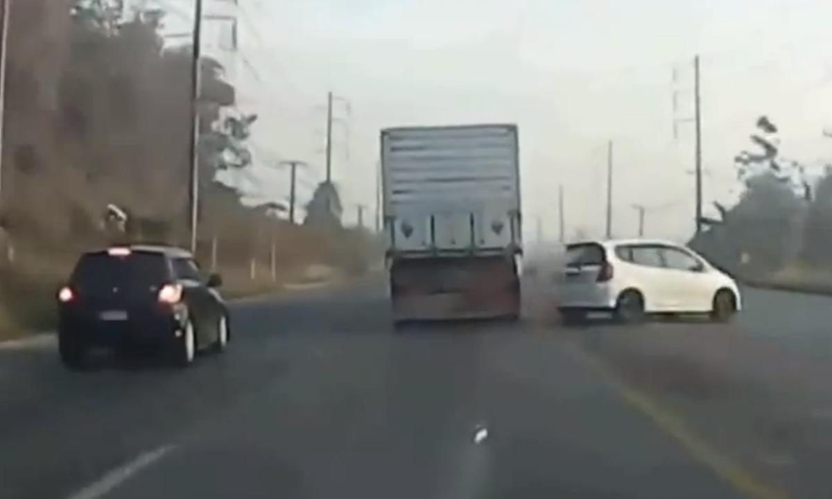 En bil kör nerför vägen. (AI text)