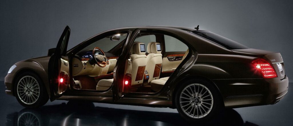 Många diplomater kör Volvo, men även Mercedes S-klass är populär.