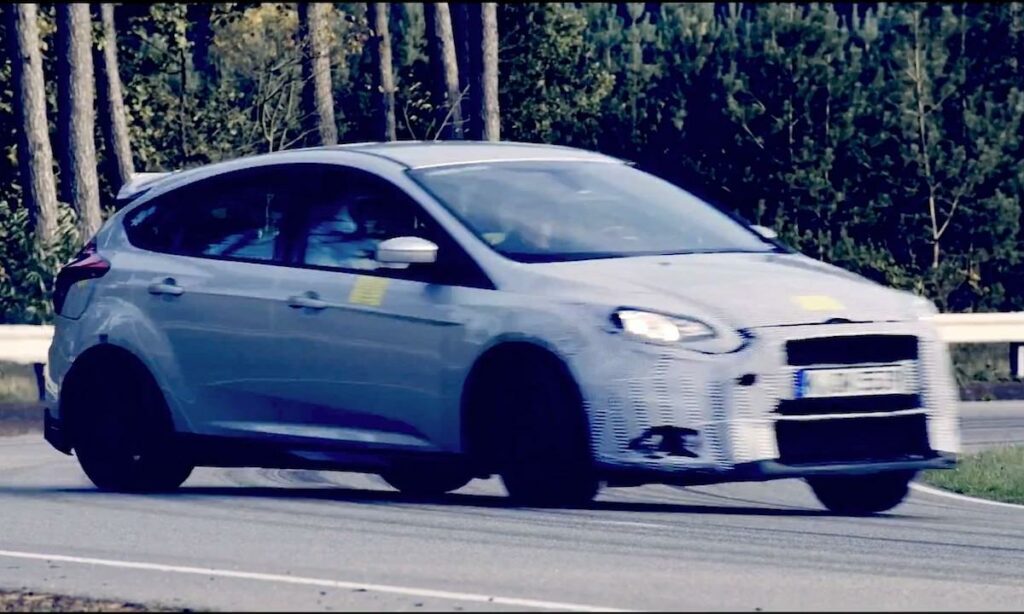 Ford Focus ST kör på en väg. (AI text)
