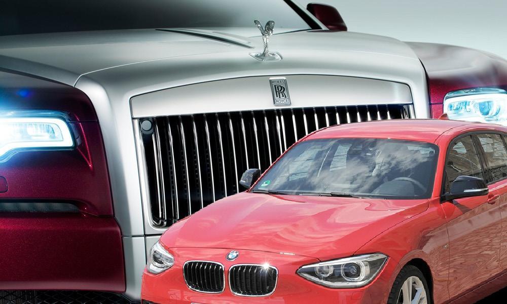 En röd BMW M3 och en röd Rolls-Royce stod bredvid varandra. (AI text)