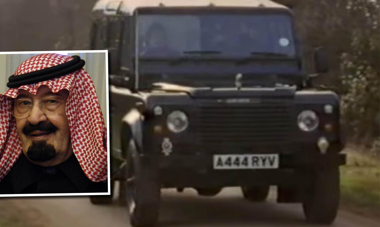 En man i turban står bredvid en bil. (AI text)