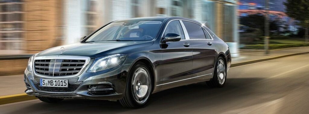 Maybach-versionen av Mercedes S-klass är lyxigare och vräkigare än den "vanliga" modellen – och snart kan den också få sällskap av E-klass. Målet är att locka kinesiska lyxbilsköpare.
