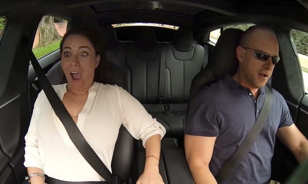 En man och kvinna kör bil tillsammans. (AI text)