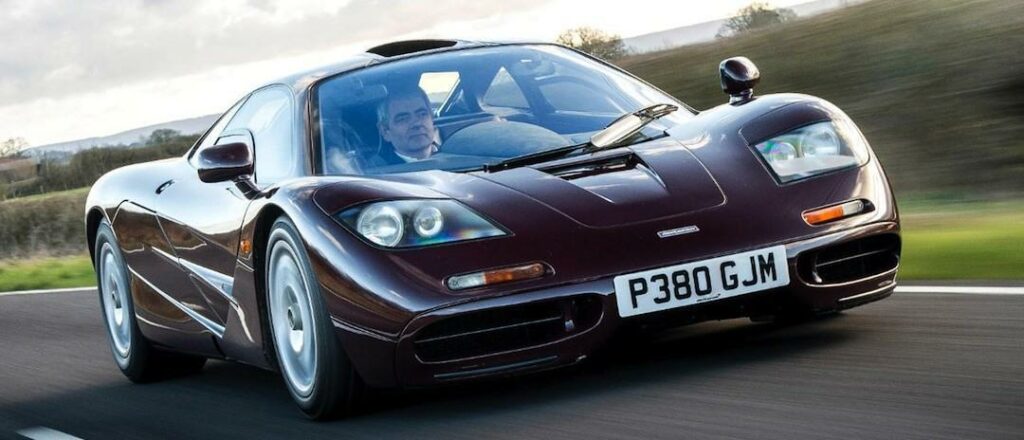 En sportbil kör nerför en landsväg. (AI text)