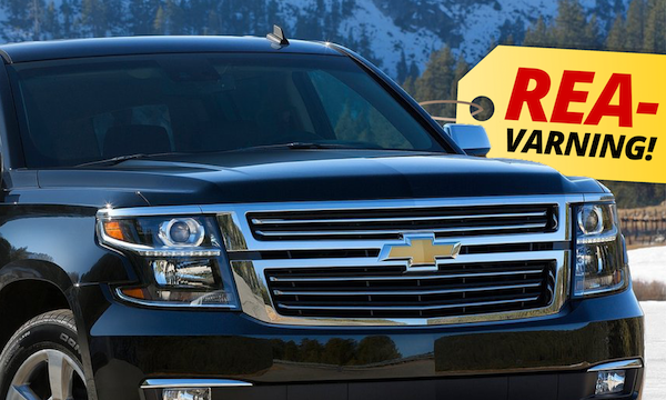 En svart Chevrolet Suburban parkerad i snön. (AI text)