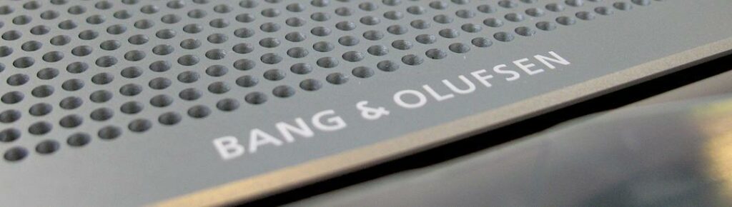 Sitter man i en bil med det här namnet på högtalargallerna vet man att ljudet är bra. Men visst kostar det en slant...