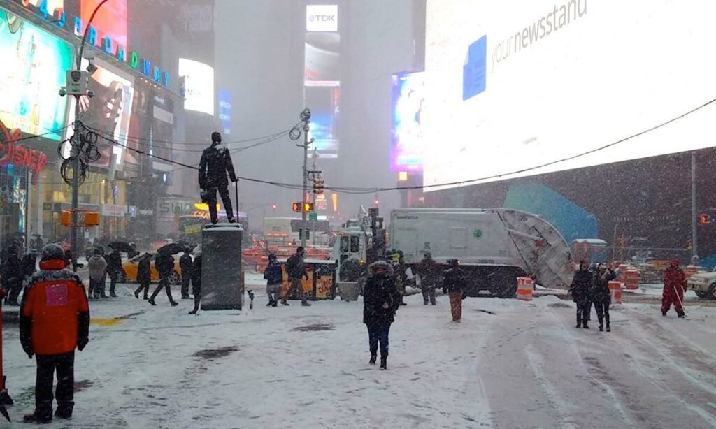 En bil är parkerad i en snöig parkeringsplats. (AI text)