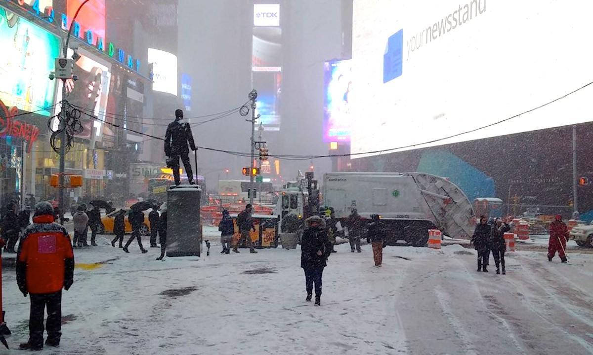 En bil är parkerad i en snöig parkeringsplats. (AI text)