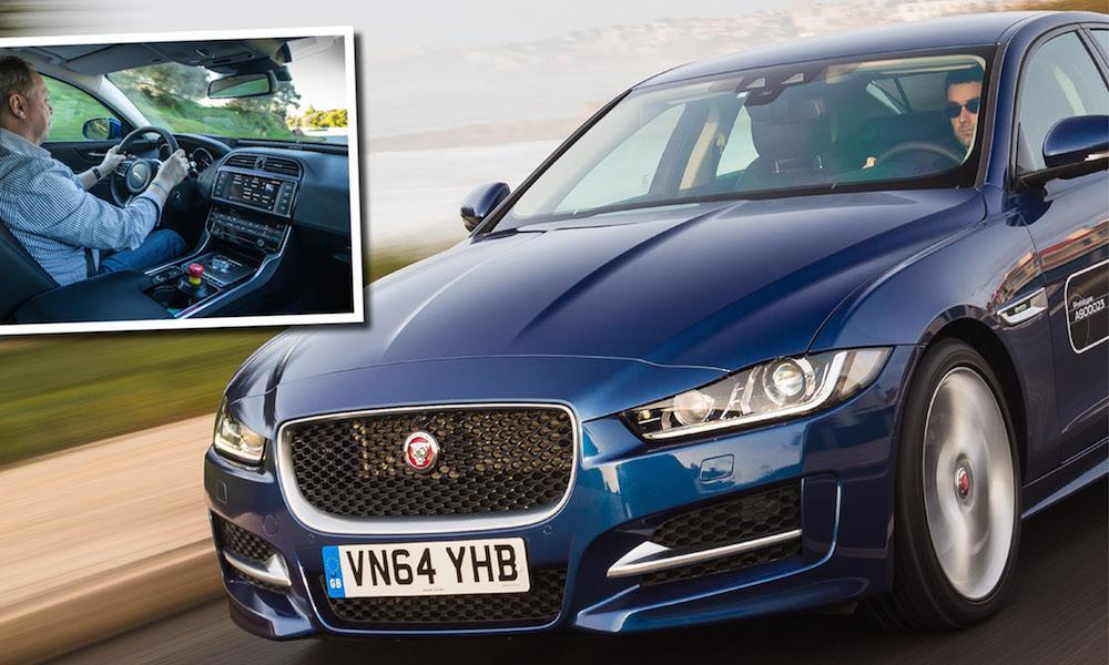 En man kör en Jaguar XE. (AI text)