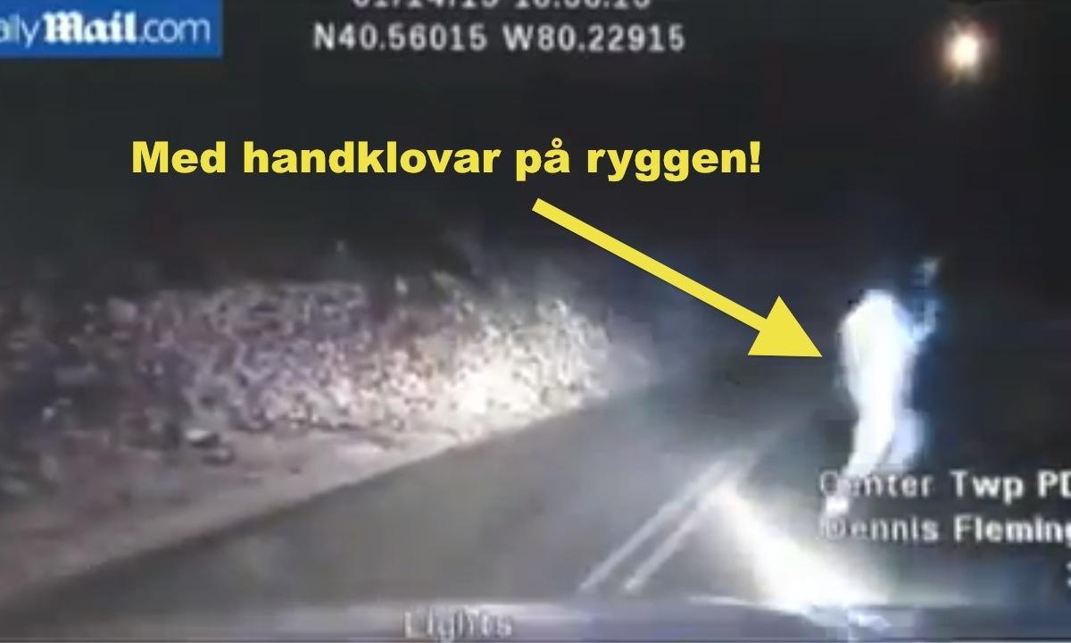 En bil ses i bakgrunden av en bil. (AI text)