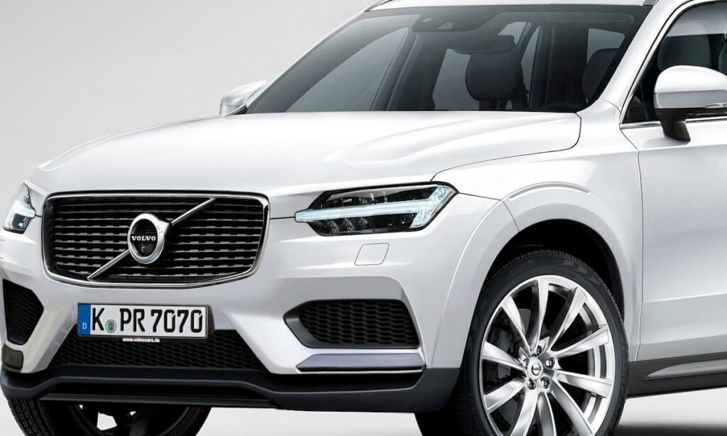 Volvo XC90-territäckvagnen visas mot ett vitt bakgrund. (AI text)