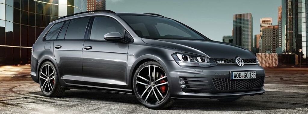 Volkswagen Golf GTI parkerad framför en stad. (AI text)