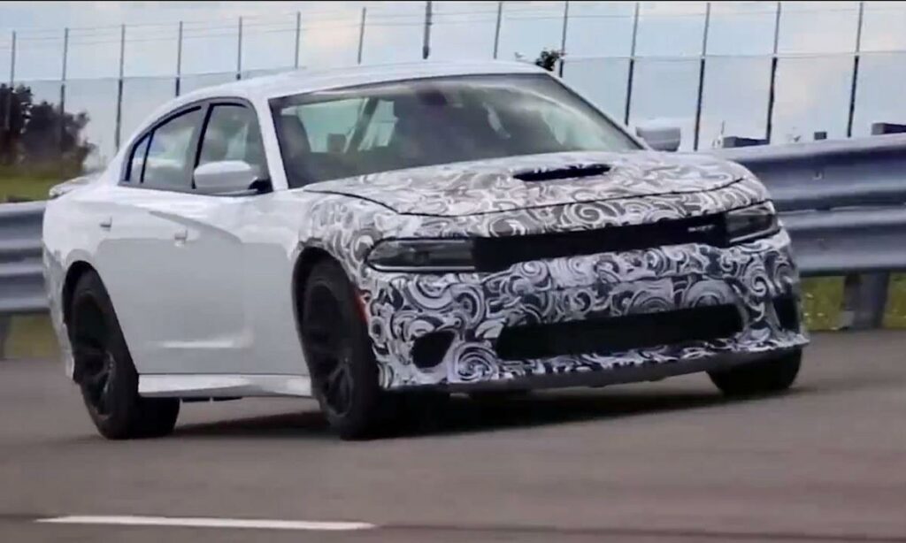 Den nya Dodge Charger SRT-spårad på racerbana. (AI text)