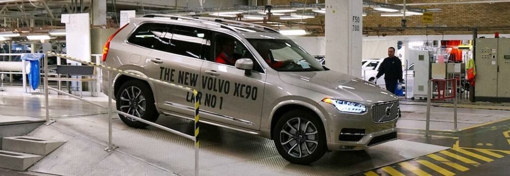 En Volvo XC90 SUV sätts ihop i en fabrik. (AI text)