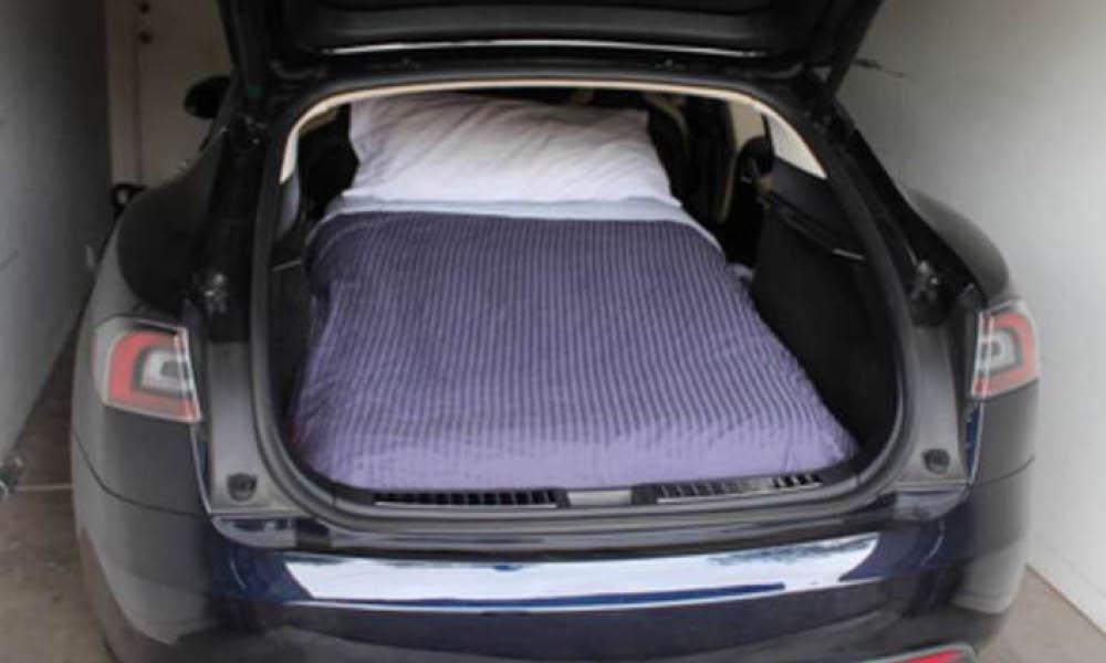 en bil med ett bord i bagageluckan (AI text)