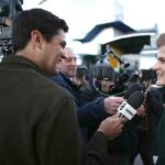 En man talar med journalister. (AI text)