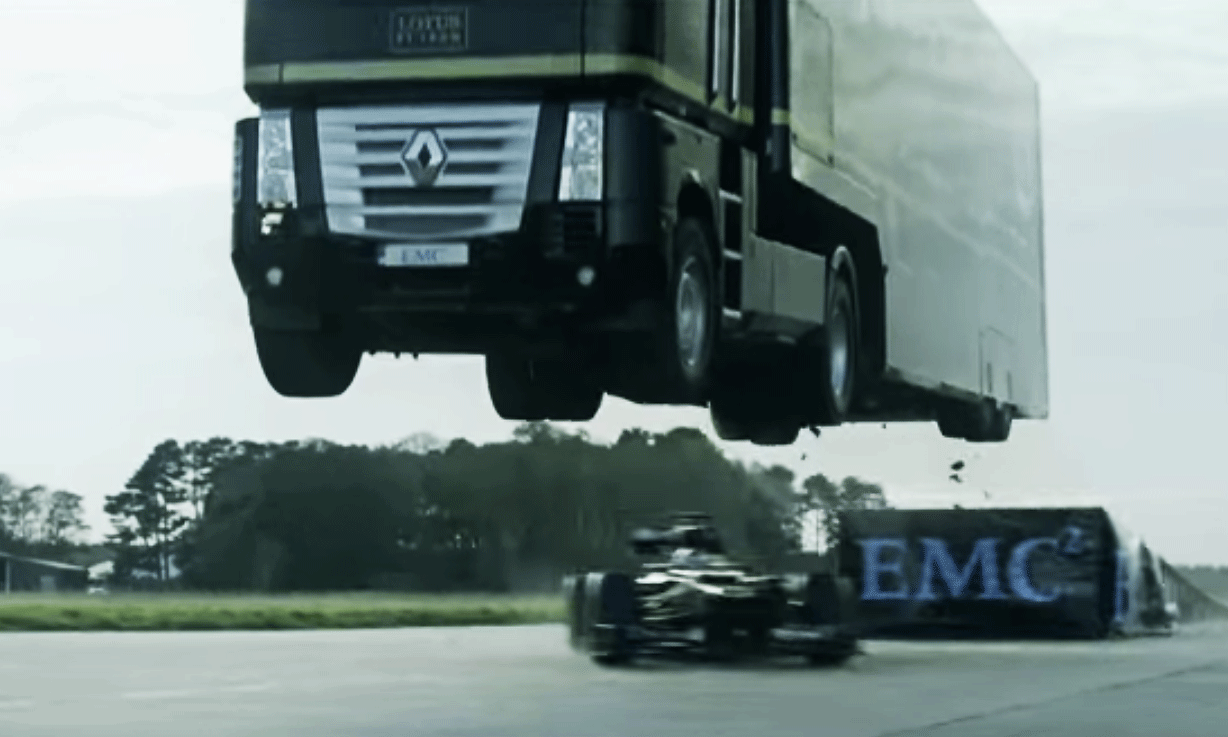 En lastbil flyger över en väg. (AI text)