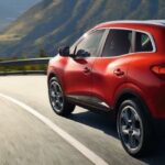 Designen känns igen från Renault Captur, men Kadjar är en storlek större.