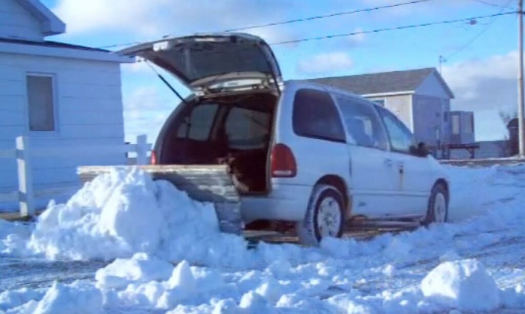 En lastbil parkerad i snön (AI text)