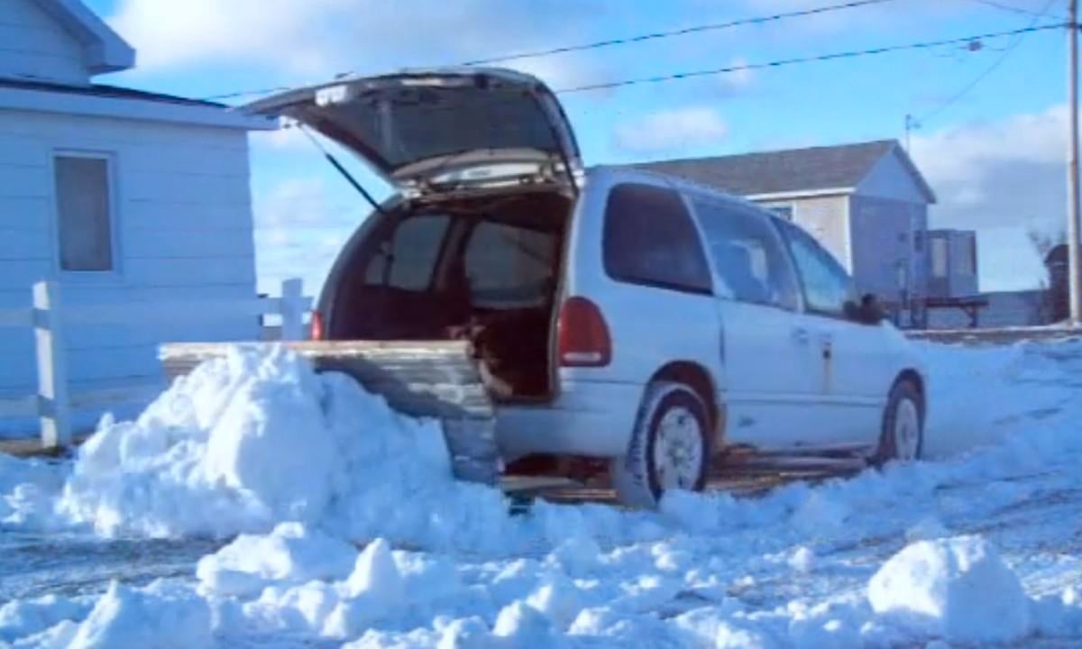 En lastbil parkerad i snön (AI text)