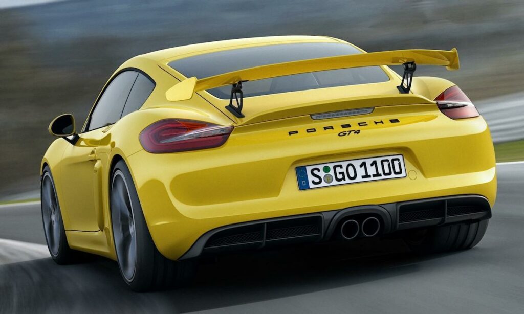Den nya Porsche Cayman GTS kör på en racerbana. (AI text)