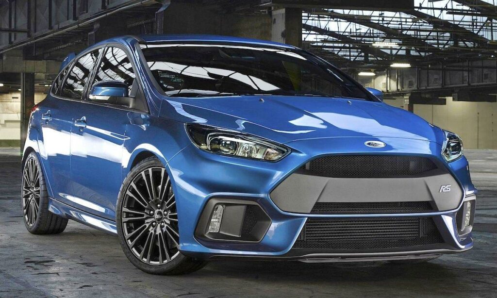 Ford Focus RS TDI parkerad i garagen. (AI text)