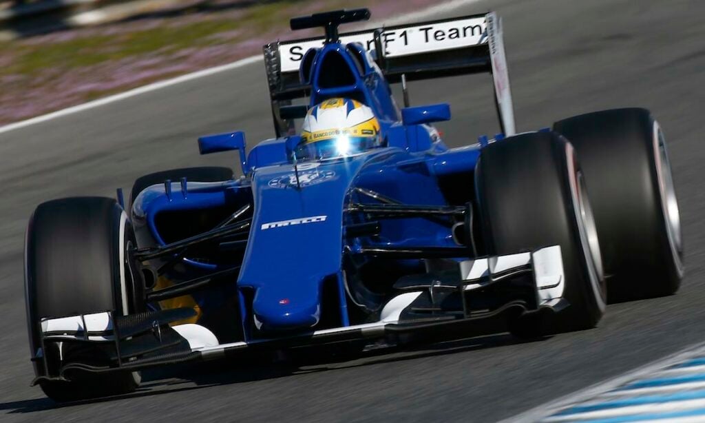 En blå formel 1-bil kör på en bana. (AI text)